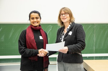Best poster by a doctoral researcher: Driti Ashok (Department of Medicine 1) awarded by Prof. Carola Hunte